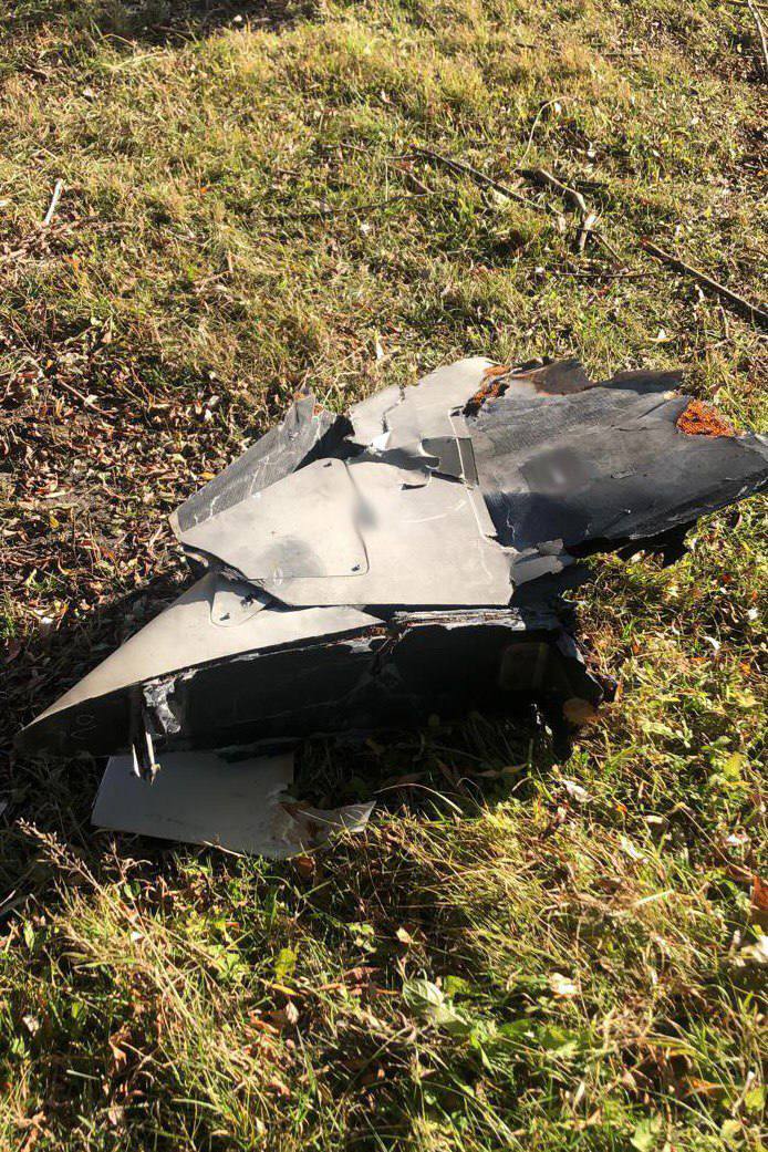 Полицейские показали обломки "шахеда", сбитого сегодня под Киевом (фото)