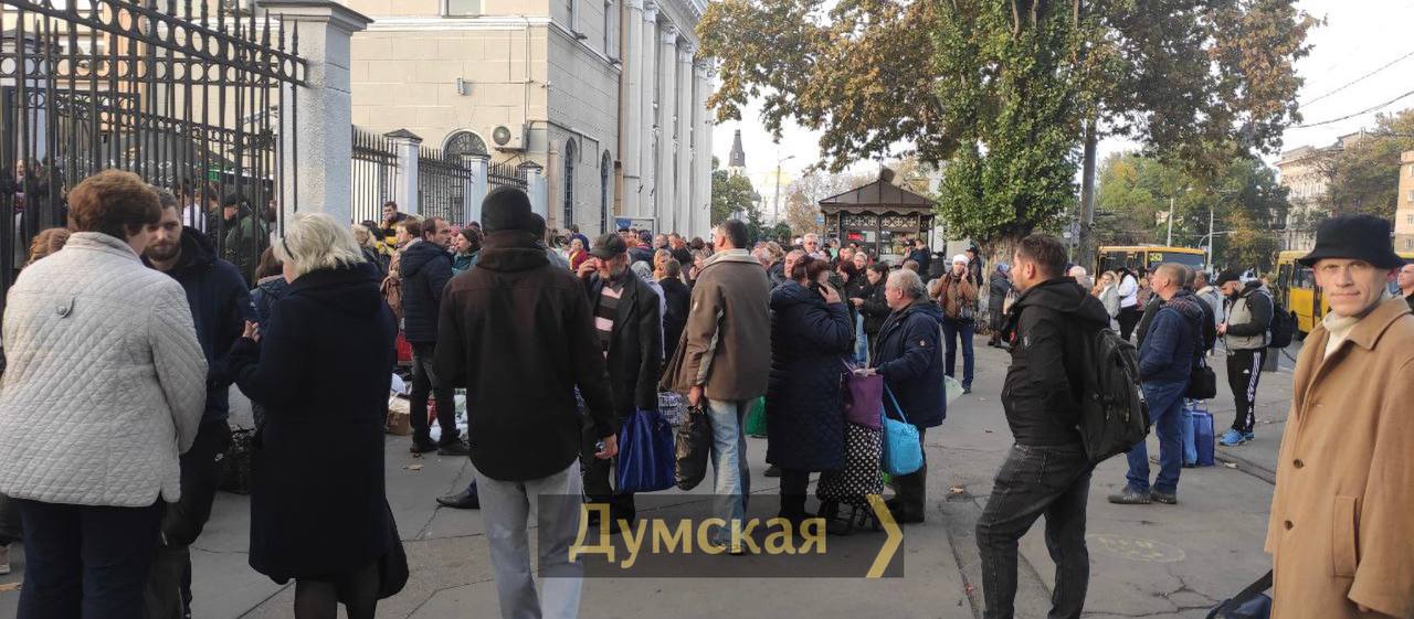 В Одессе закрыли вокзал: сотни пассажиров не знают, что делать (фото)