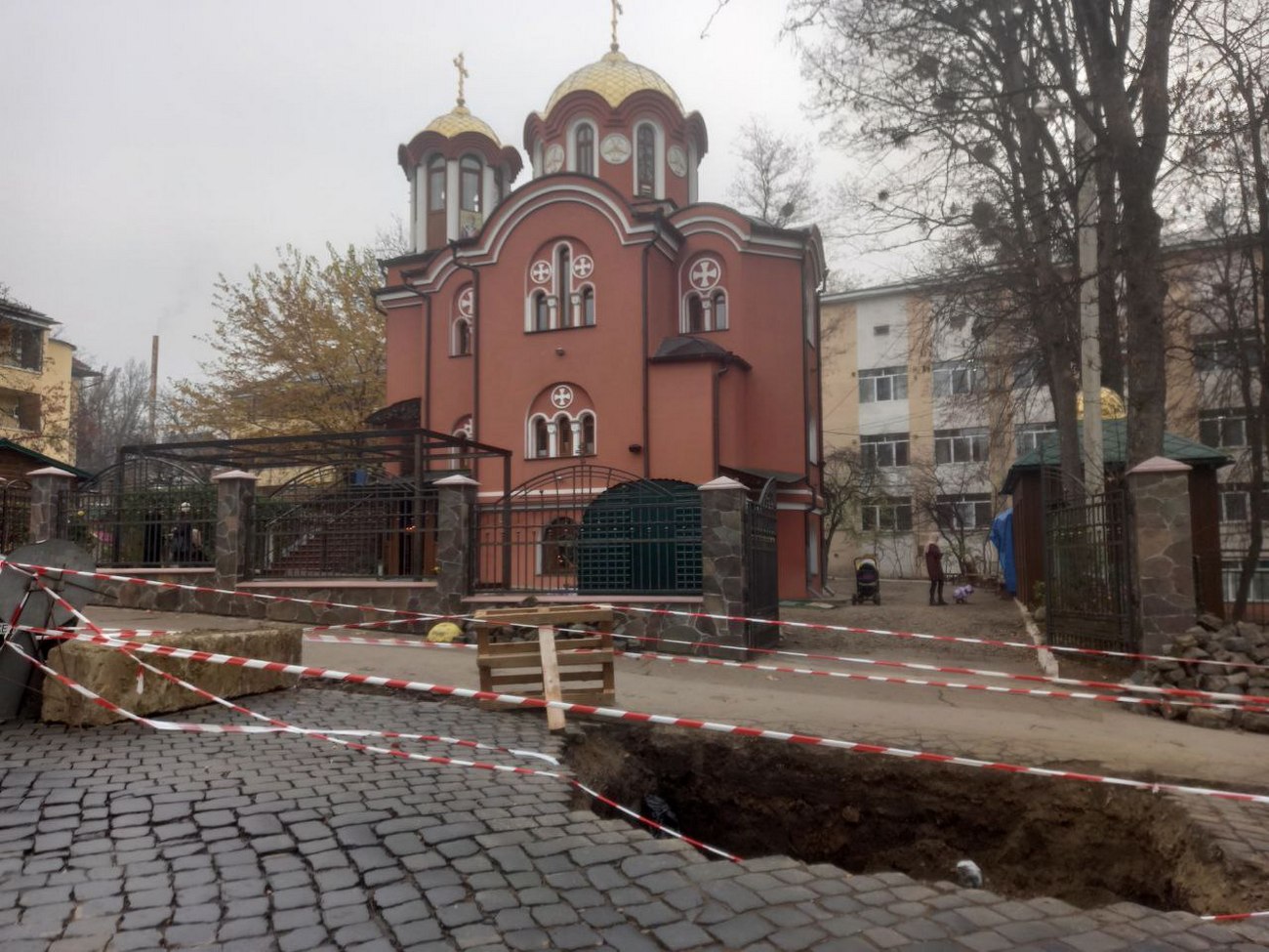 Плохой знак: в Черновцах возле храмов МП треснула земля (фото)