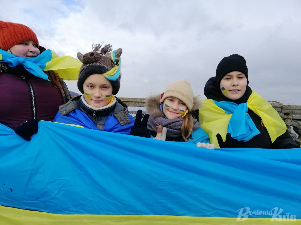 У Києві розгорнули 30-метровий прапор і створили "живий ланцюг": приголомшливі фото