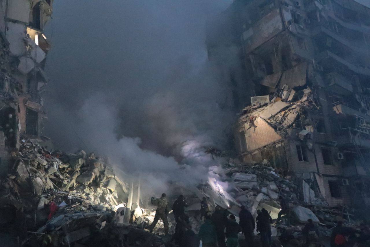 Дніпро сьогодні і Бородянка майже рік тому: злочини держави-терориста на двох фото