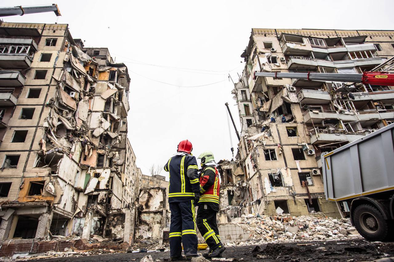Ракетный удар по Днепру: завалы дома разобрали на 90%, ищут 25 человек