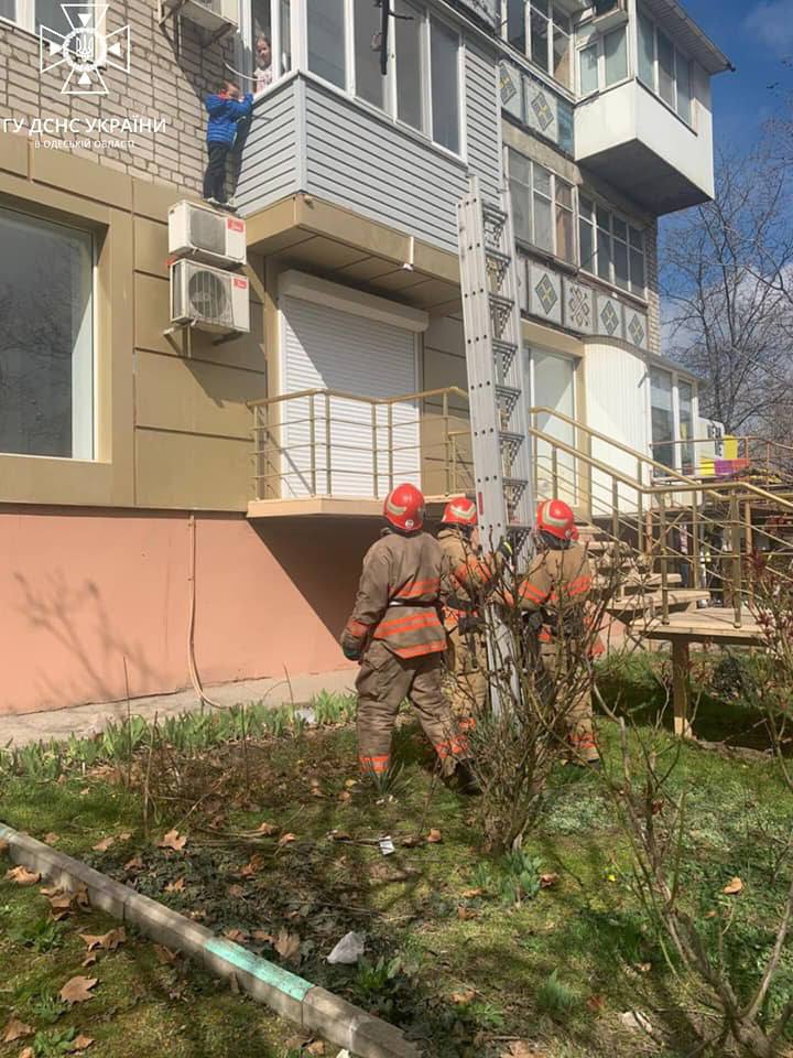 Під Одесою врятували маленького хлопчика, який опинився на кондиціонері за балконом (фото)