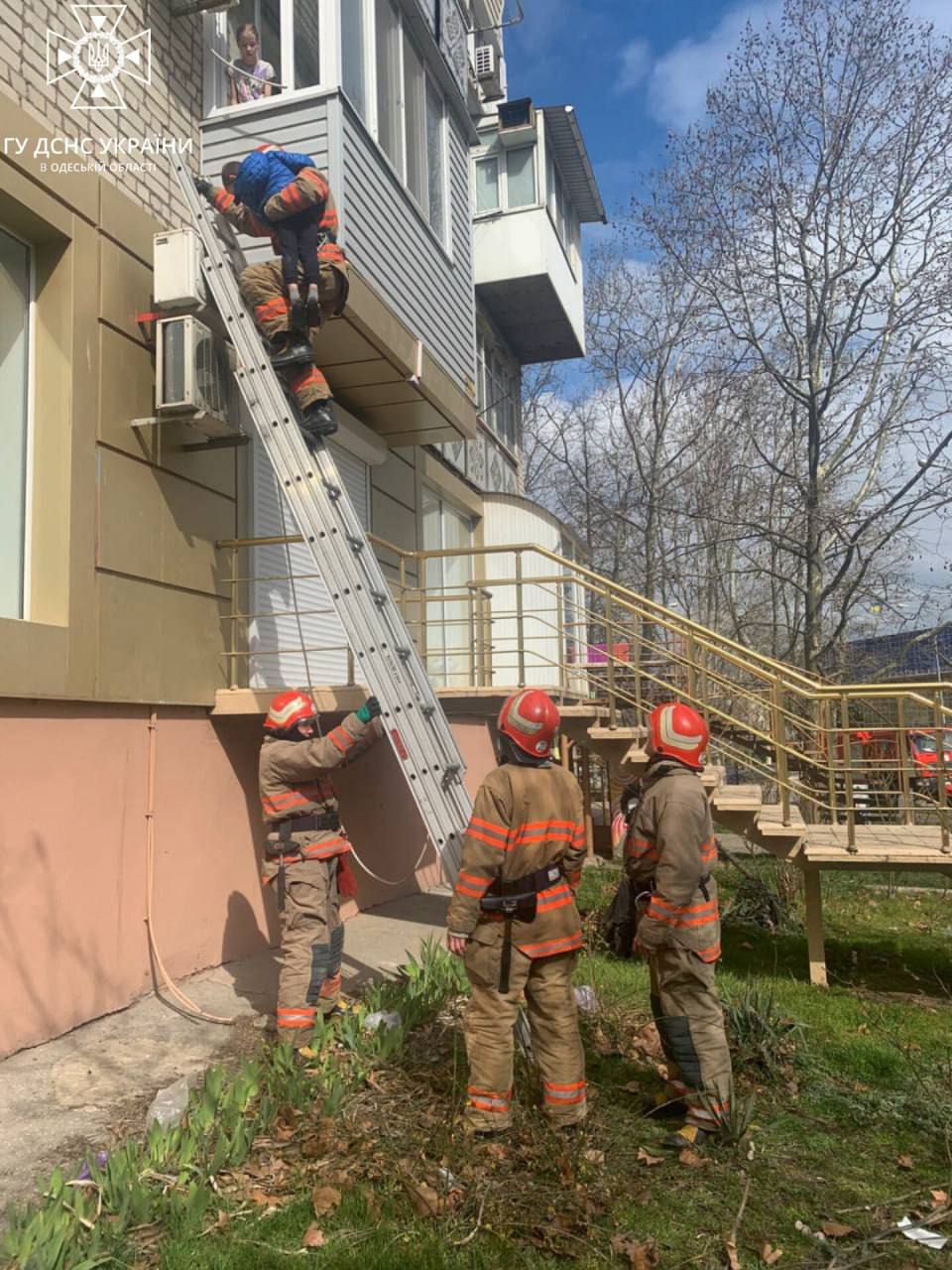 Під Одесою врятували маленького хлопчика, який опинився на кондиціонері за балконом (фото)