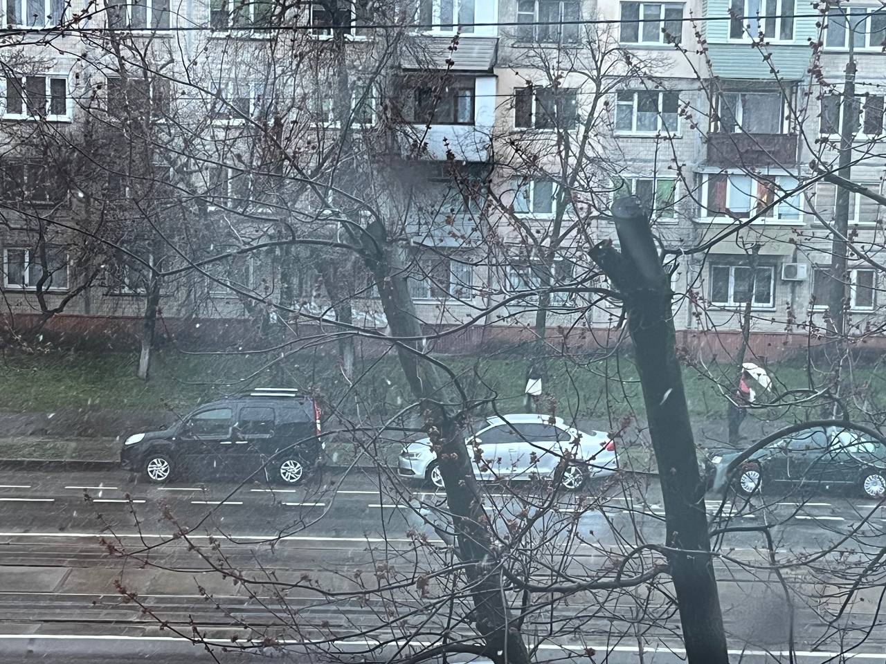 Киев засыпает снегом в конце марта: видео весенней вьюги