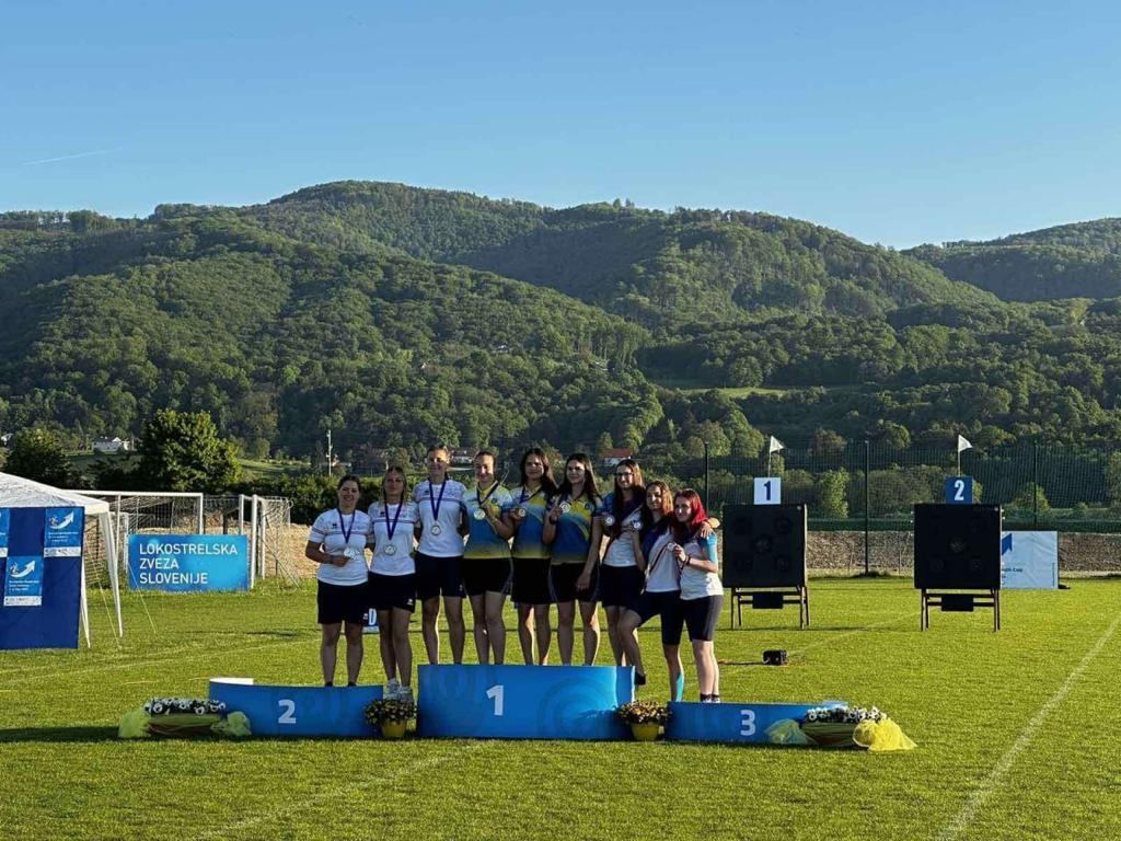 Украинки завоевали "золото" на первом этапе молодежного КЕ по стрельбе из лука