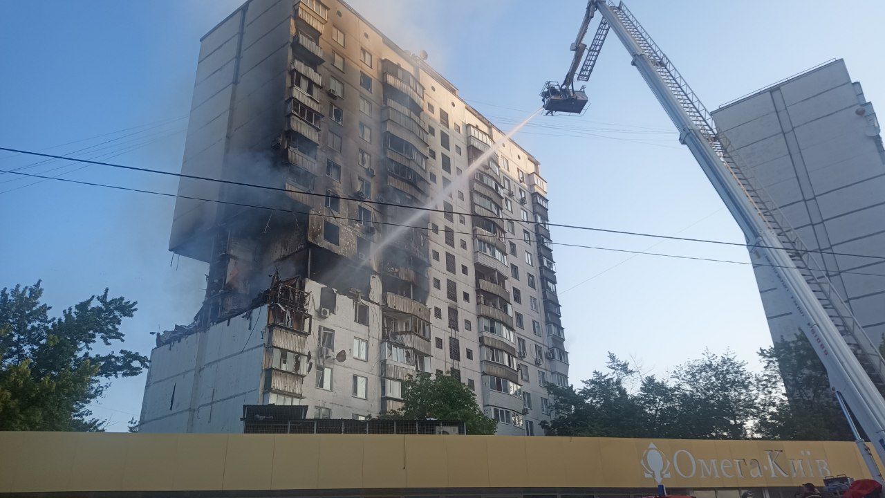 В Киеве прозвучал взрыв: горит многоэтажный дом (фото, видео)