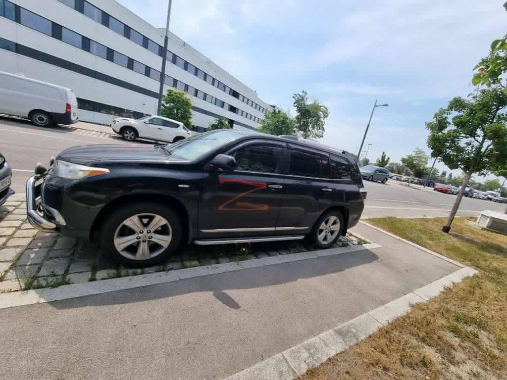 В Вене автомобили разрисовывают символом "Z": портят только машины украинцев