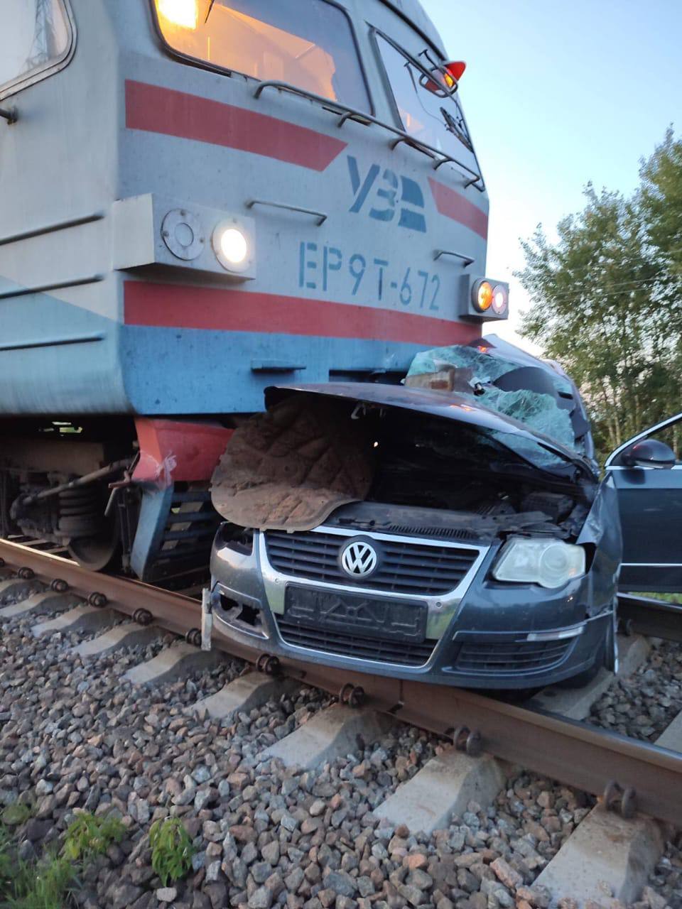 В Черниговской области авто попало под поезд. Погибла семья. Читайте на  UKR.NET