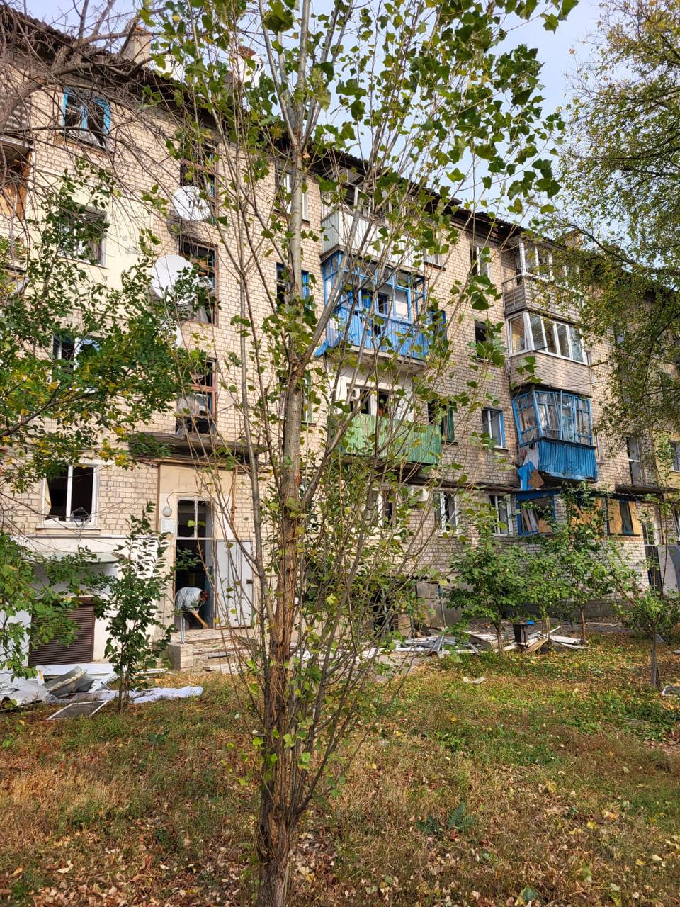 Россияне обстреляли многоэтажки в Купянске: пострадала женщина