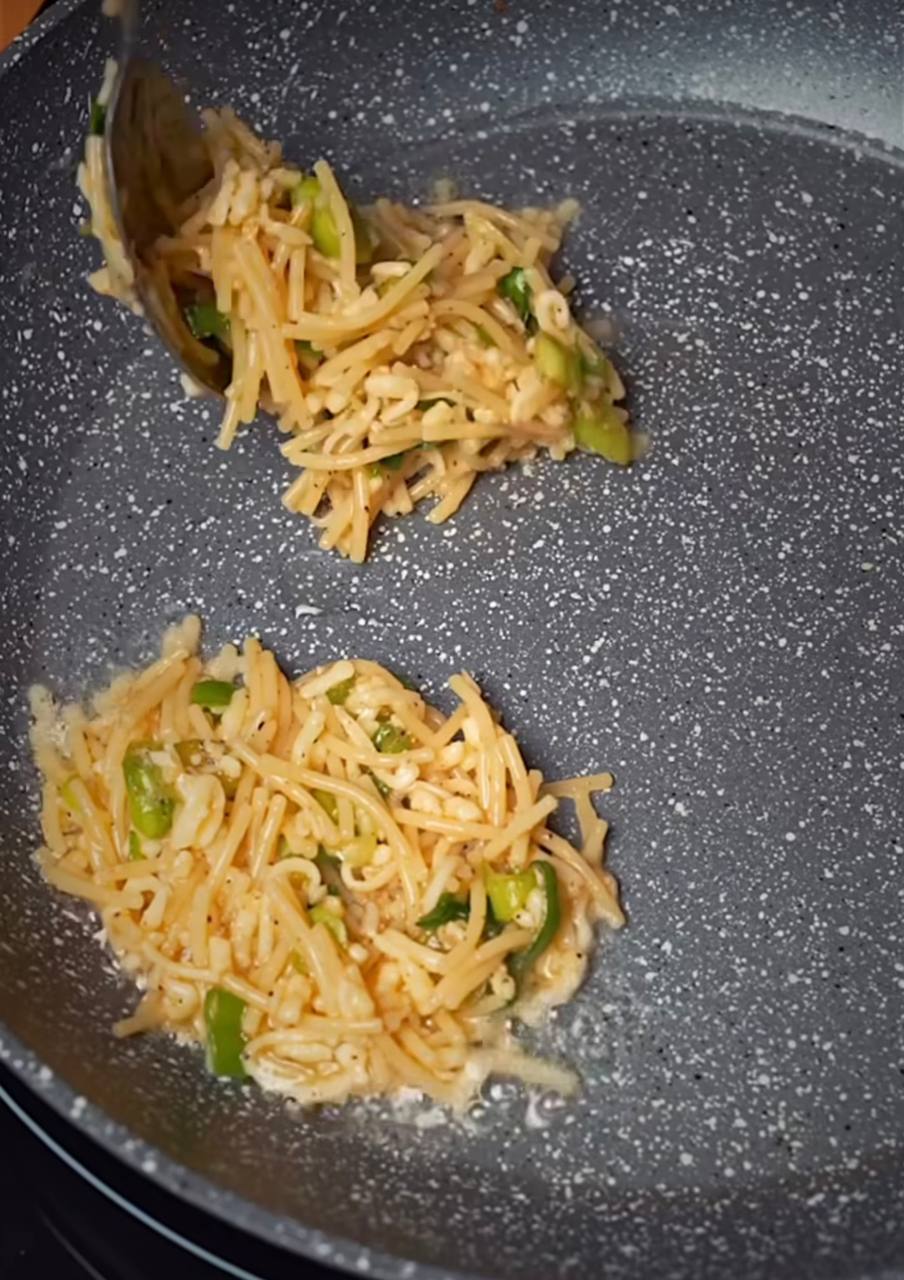 Не викидайте вчорашні макарони: ось як приготувати з них смачні оладки