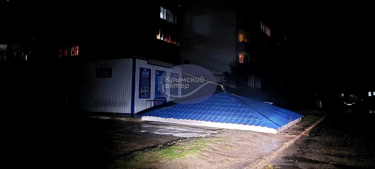 Море выходит из берегов: в Крыму бушует "шторм века", смывая все на своем пути (фото, видео)