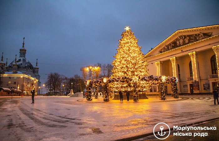 В сети показали новогодние фото Мариуполя до оккупации: "Веселка", огоньки и радость