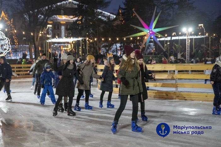 В сети показали новогодние фото Мариуполя до оккупации: "Веселка", огоньки и радость