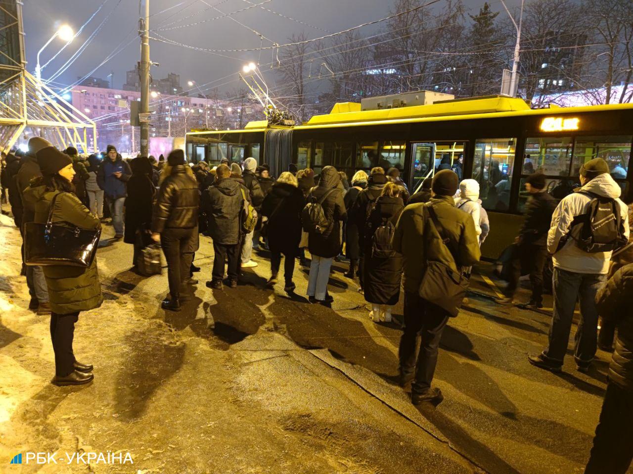 НП у метро Києва. Що сталося на &quot;синій&quot; гілці та чи загрожує місту транспортний колапс