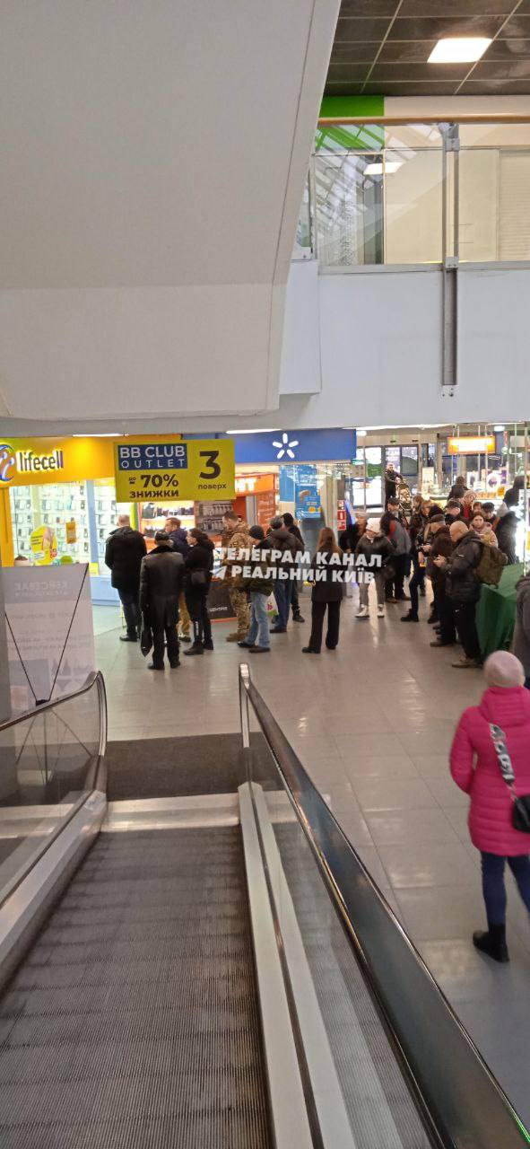 В Киеве выстраиваются очереди за SIM-картами других операторов: какие сейчас цены (фото)