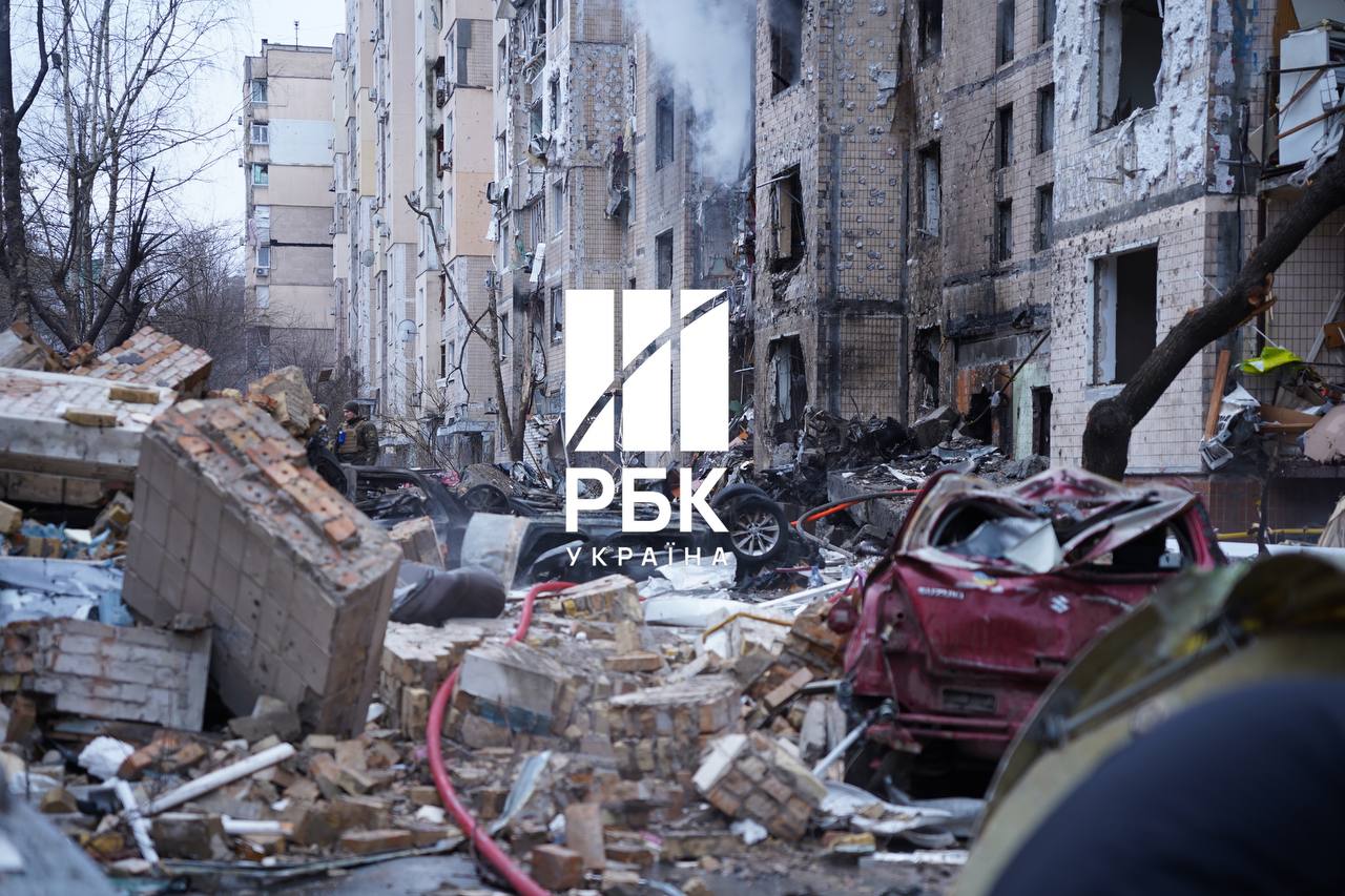 Як виглядає найбільш постраждалий від ракетної атаки район Києва: фоторепортаж