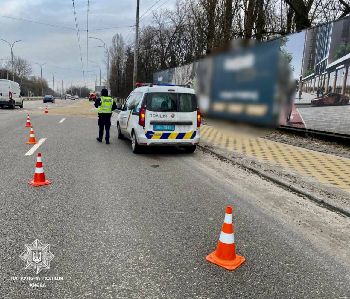 В Киеве провалился асфальт из-за аварии. В полиции назвали участок, который лучше объехать