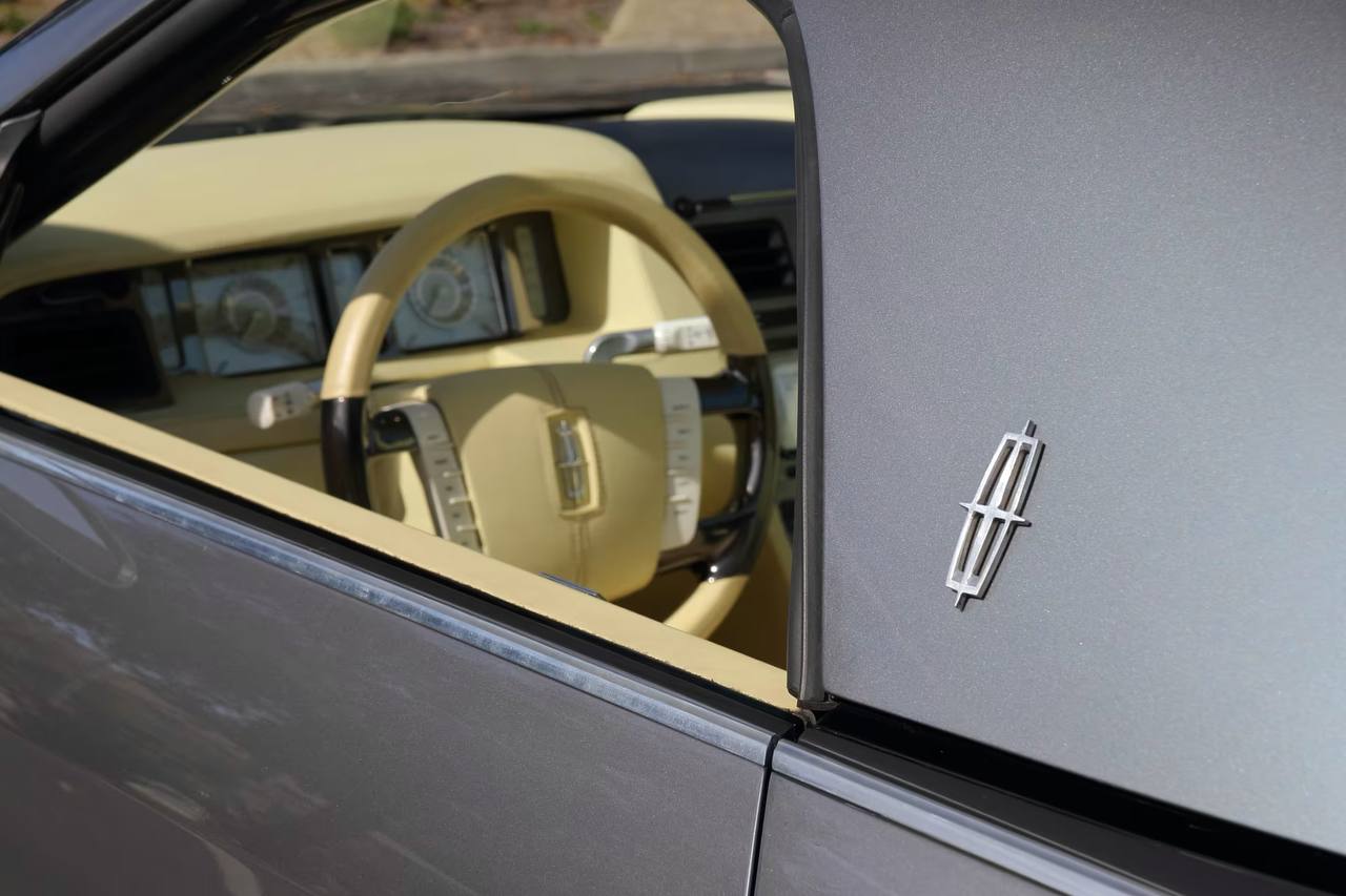 Єдиний екземпляр: на продаж виставили унікальний кабріолет від Ford (фото)