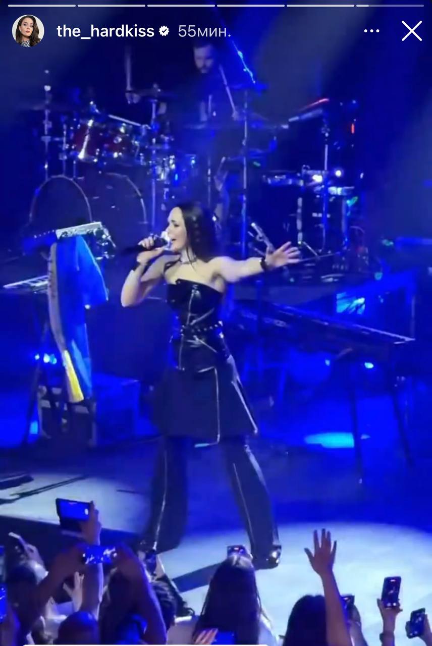 Юлія Саніна запалила на сцені з чоловіком в образі готичної ляльки (відео)