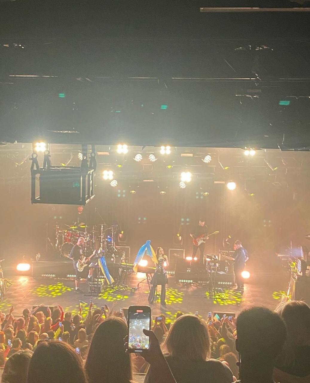 Юлія Саніна запалила на сцені з чоловіком в образі готичної ляльки (відео)