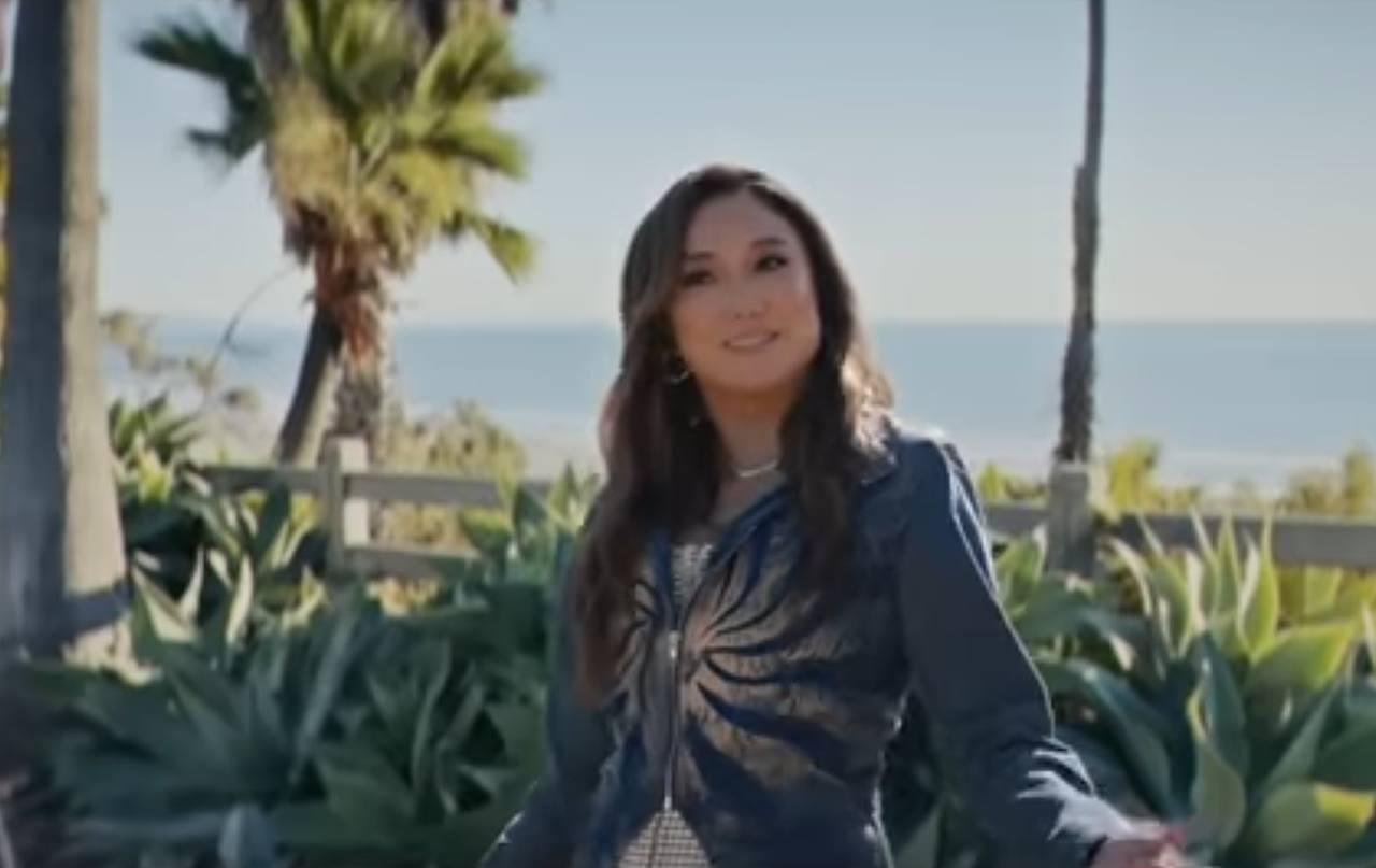 Зірка "Емілі в Парижі" зʼявилась у рекламі BMW в жакеті від українського бренду (відео)