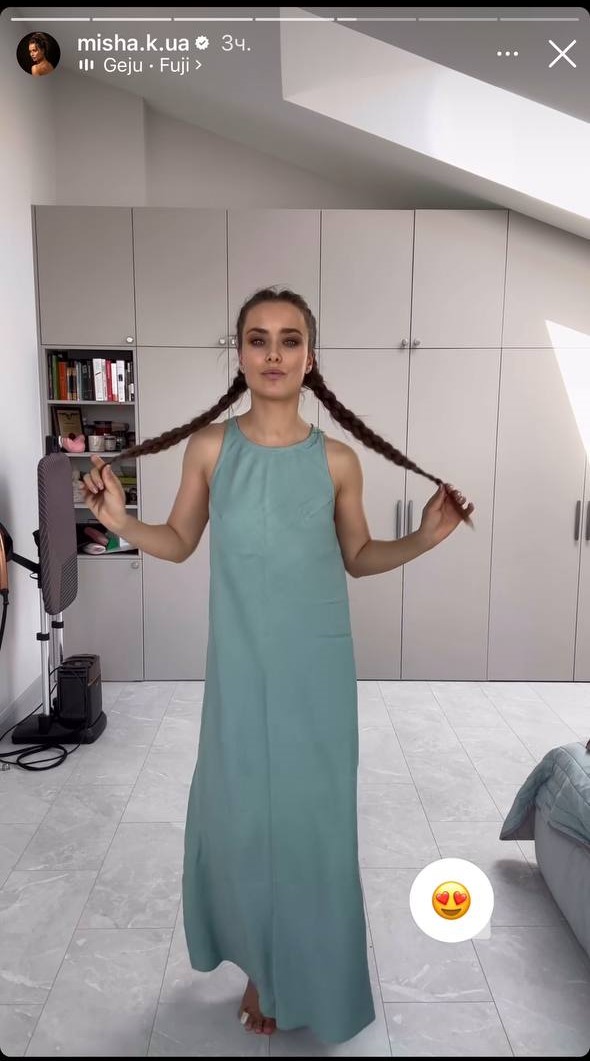 Ксения Мишина соединив простые вещи, показала стильные образы на теплую весну (фото)