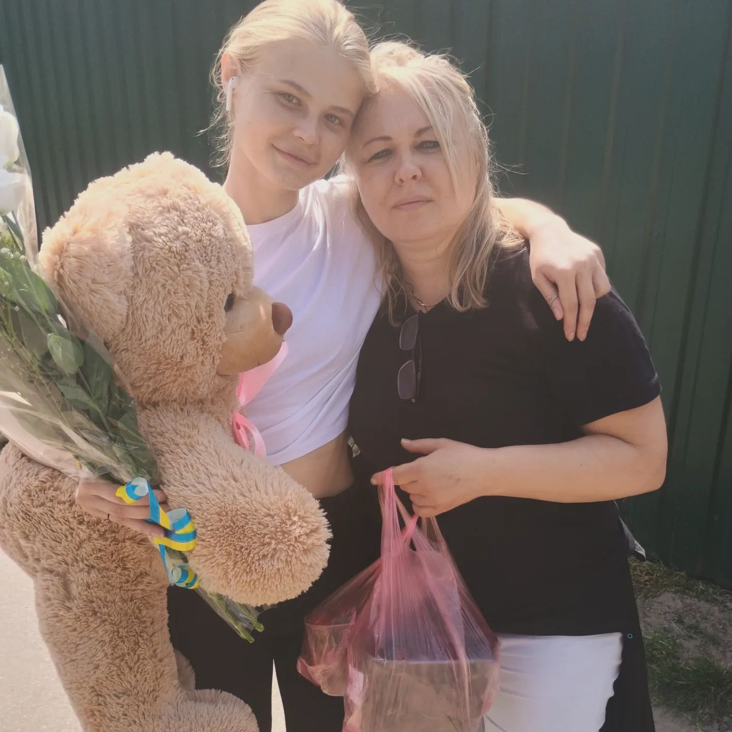 Звільнена з полону слідча Мар'яна Чечелюк вперше за два роки побачила маму: щемливе відео до сліз