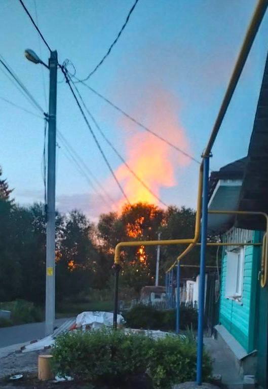 У РФ кажуть про повітряну атаку на Курську область, гучні вибухи та пожежу