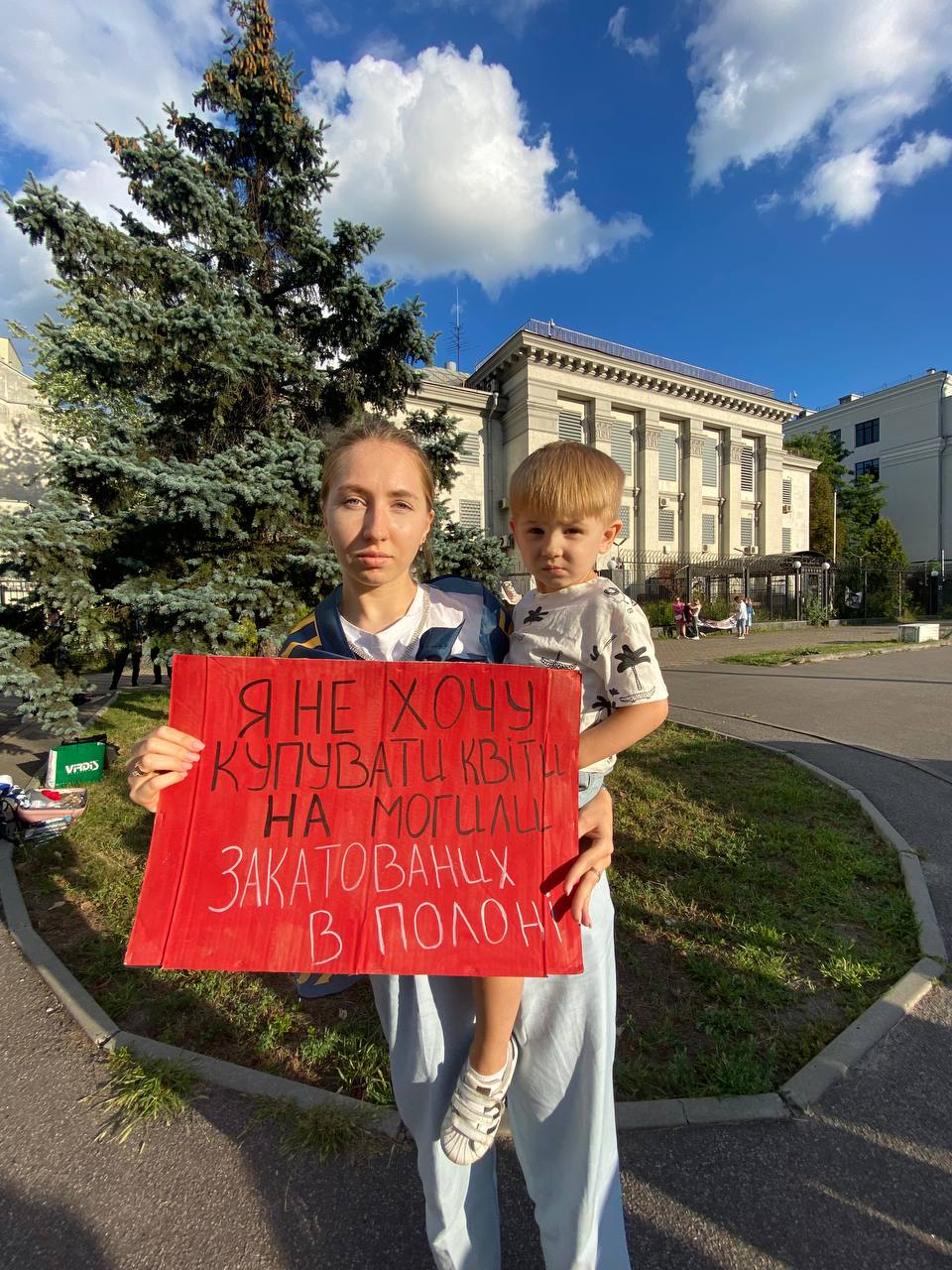 "Если будем молчать, нам вернут замученные тела". Как родственники пленных добиваются освобождения близких