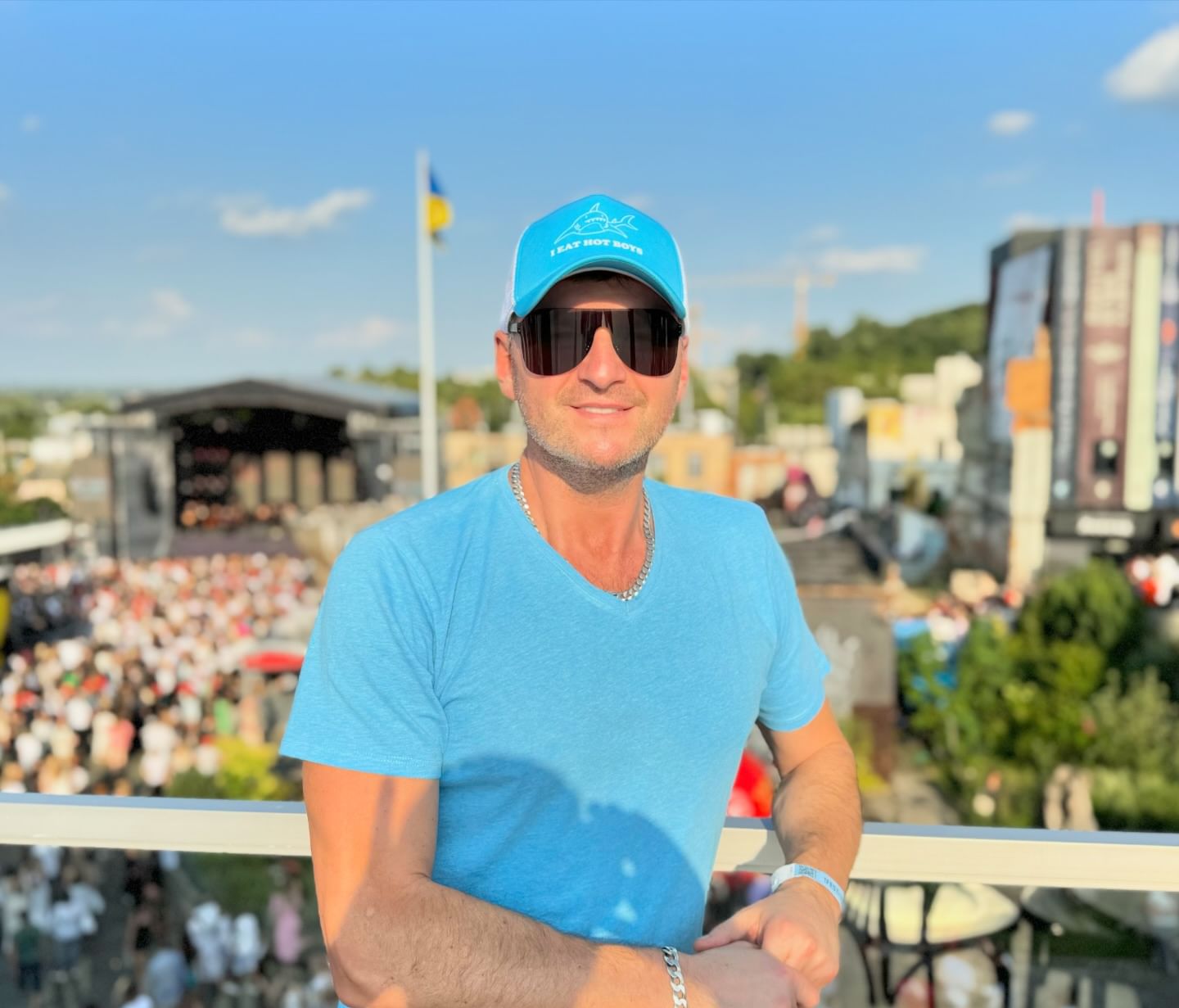 Як виглядає співак-волонтер Андрій Заліско, який разом з Юліком дає благодійні концерти за кордоном