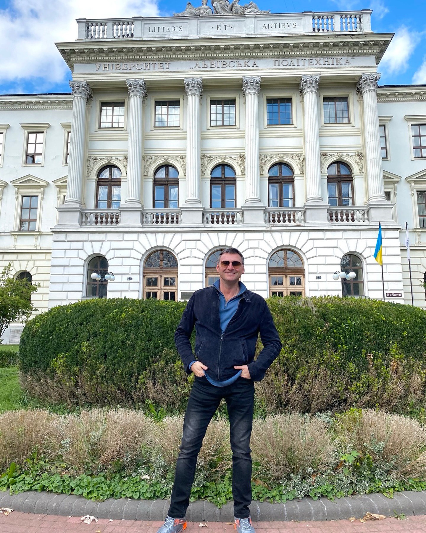 Як виглядає співак-волонтер Андрій Заліско, який разом з Юліком дає благодійні концерти за кордоном