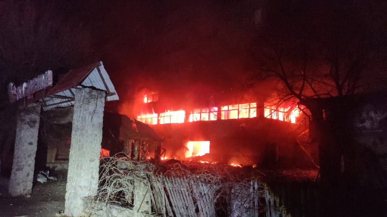 Россияне массированно ударили по Харькову дронами, произошел пожар и есть пострадавшие