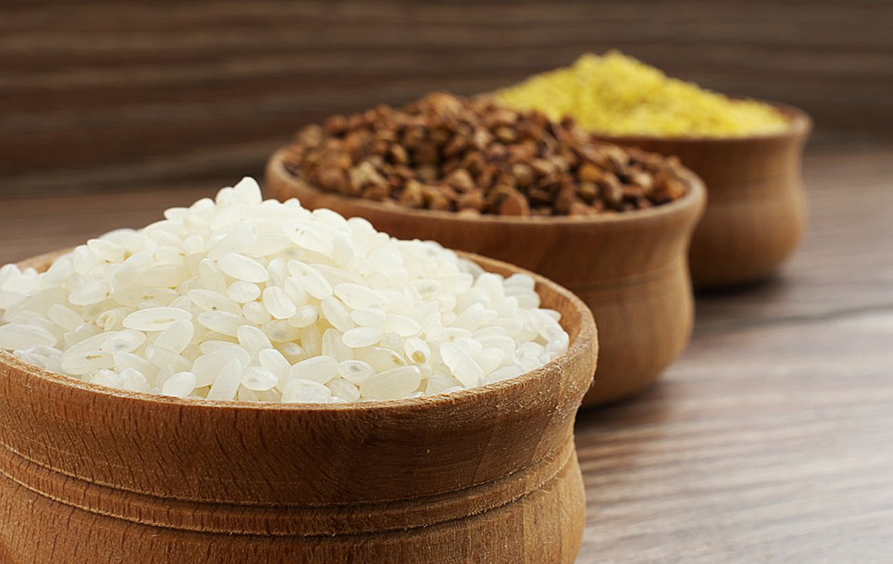 Уберегите припасы: сколько можно хранить гречку, рис и манку, и как правильно это делать