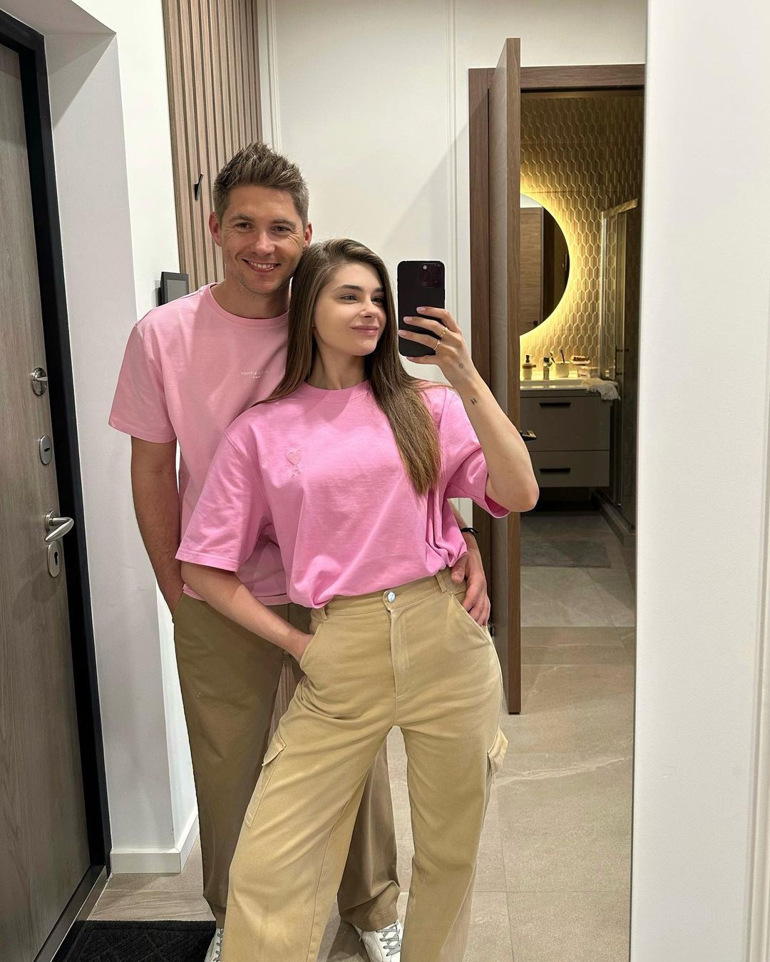 Замуж уже не выйдет. Экс-жена Остапчука раздаривает свадебные украшения