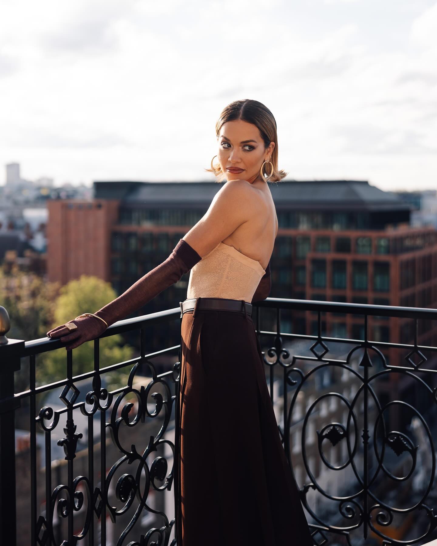 Ріта Ора цікаво "обіграла" класичний корсет та коричневі брюки в стилі Old money (фото)