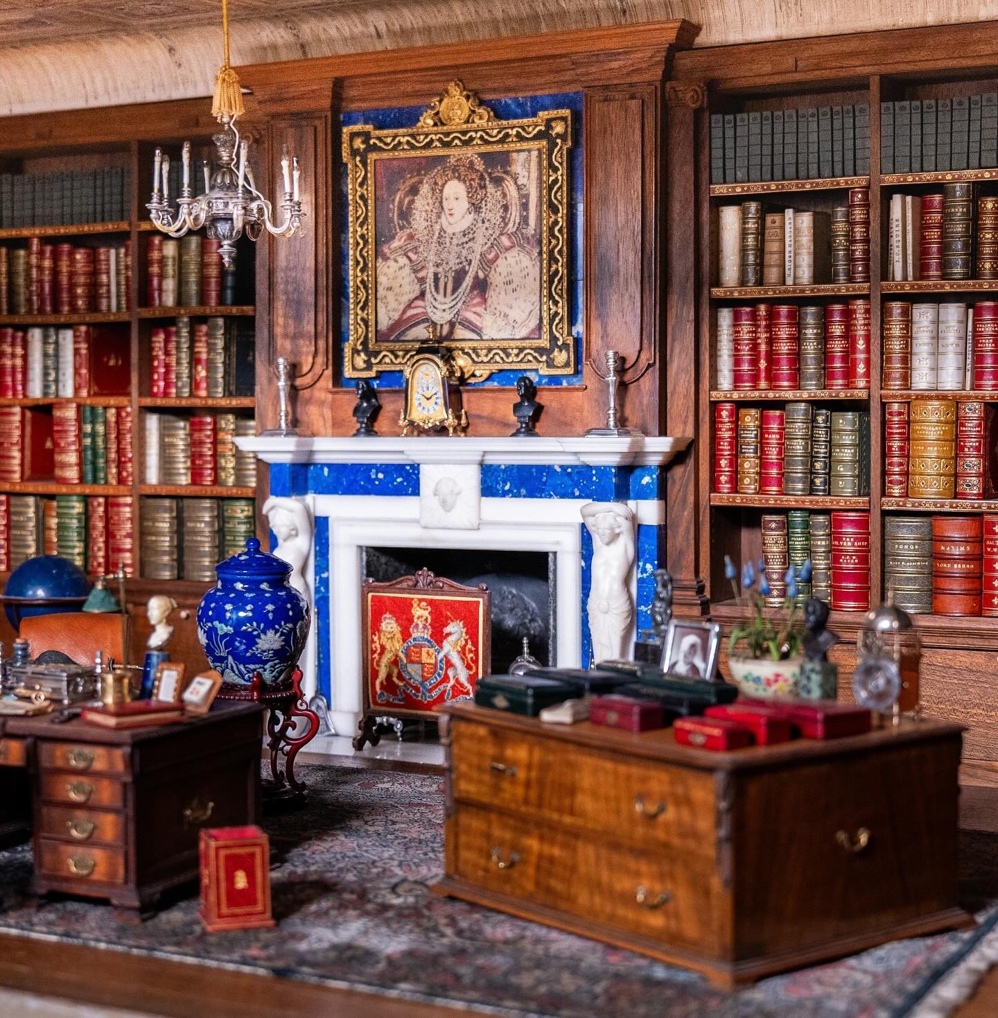 Як пройшла виставка мініатюрної бібліотеки, яку організувала королева Камілла (фото)