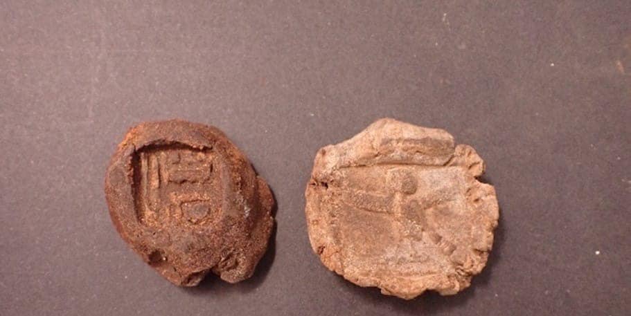 Мумії із золотими язиками та кольоровим масками. Археологи знайшли незвичне поховання