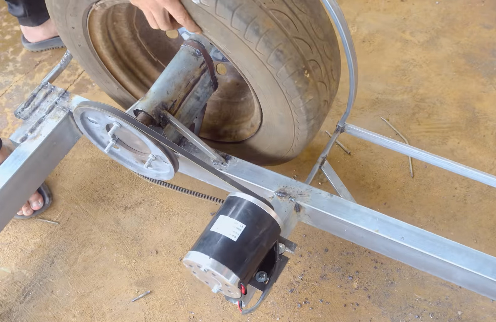 Из пластика и палок: вьетнамец построил копию суперкара Porsche из канализационных труб