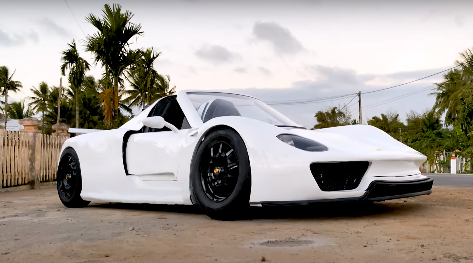 Из пластика и палок: вьетнамец построил копию суперкара Porsche из канализационных труб