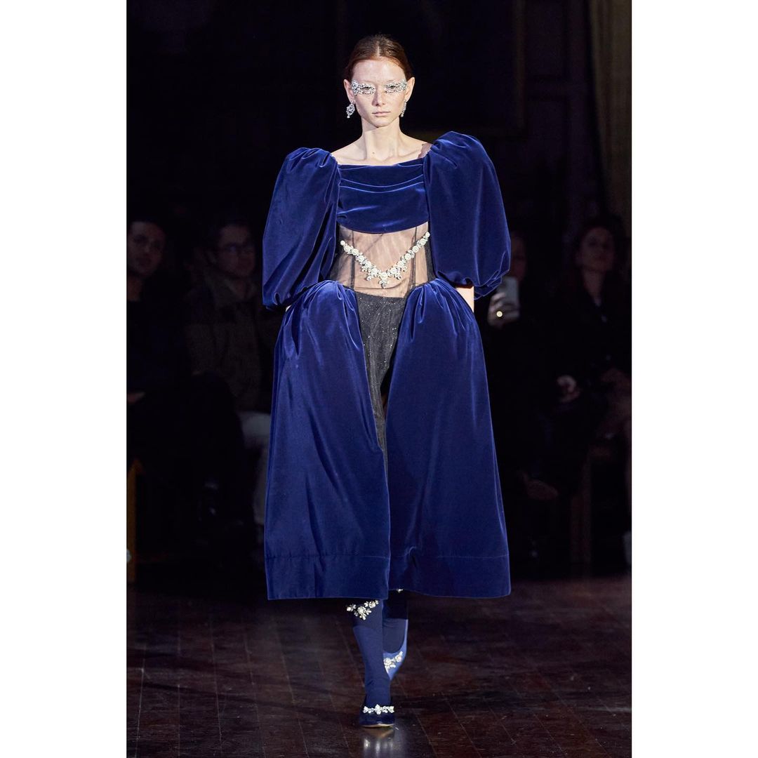 Платья с вырезами, бомберы и чулки: 5 микротрендов Недели моды в Лондоне осень-зима 2022