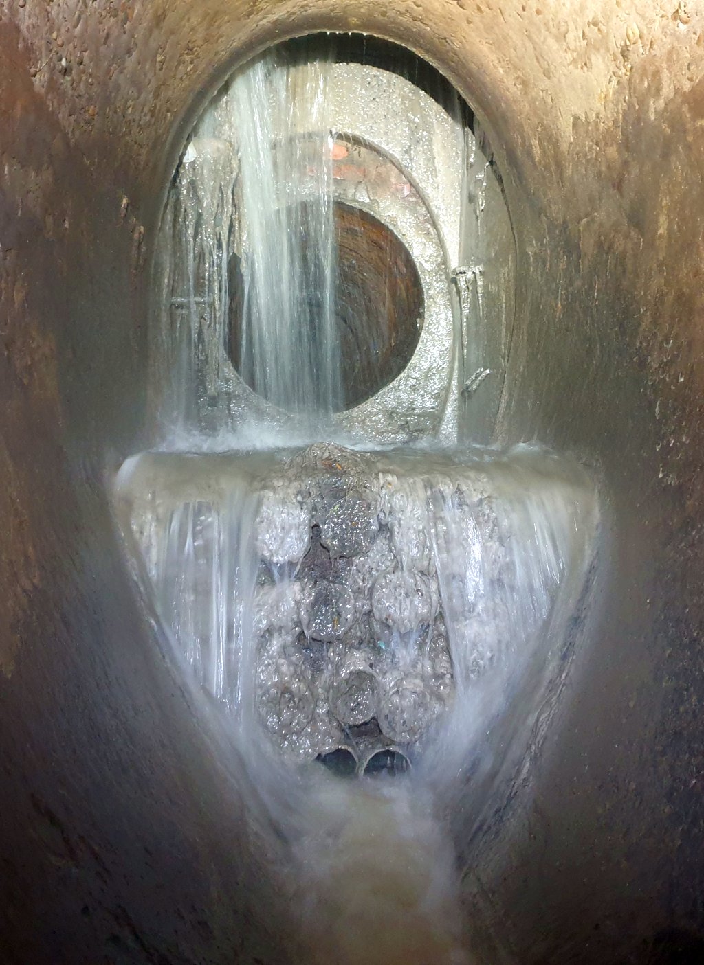 Где во Львове подземный водопад высотой 18 метров и как он выглядит (фото)
