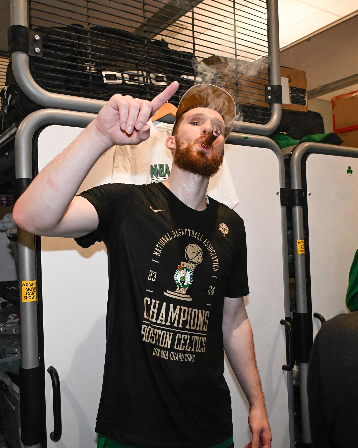 Украинский чемпион НБА провел первую тренировку в новом клубе