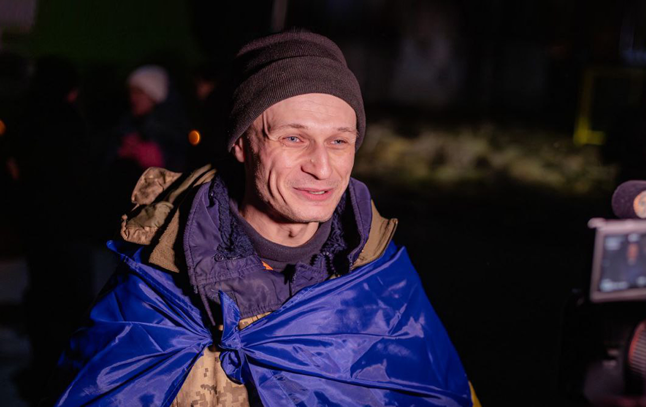 Более двух лет в плену. В Украину вернулся журналист и морпех Роман Борщ