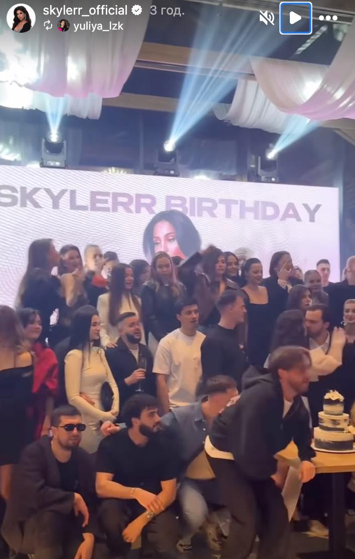 Відома співачка засвітила солодкі поцілунки з колишнім Раміни (відео)