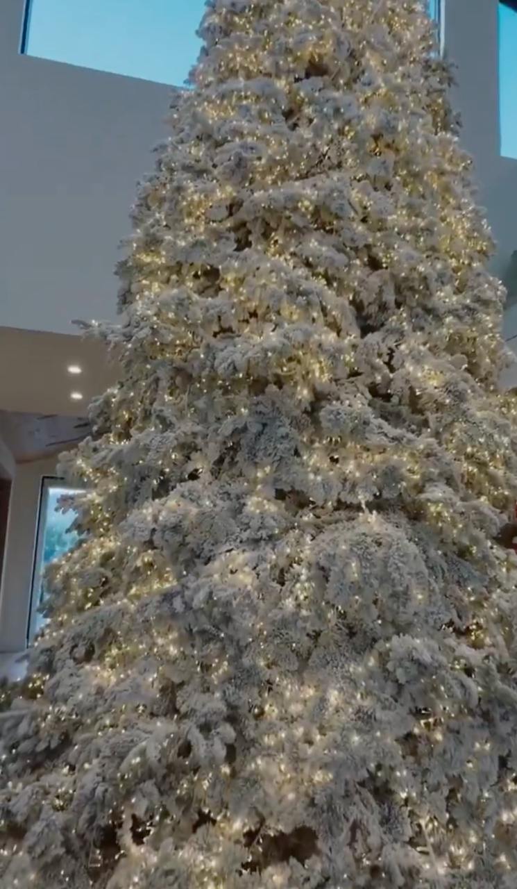 Кім Кардашьян похизувалася "двоповерховою" новорічною ялинкою, розміри якої вражають