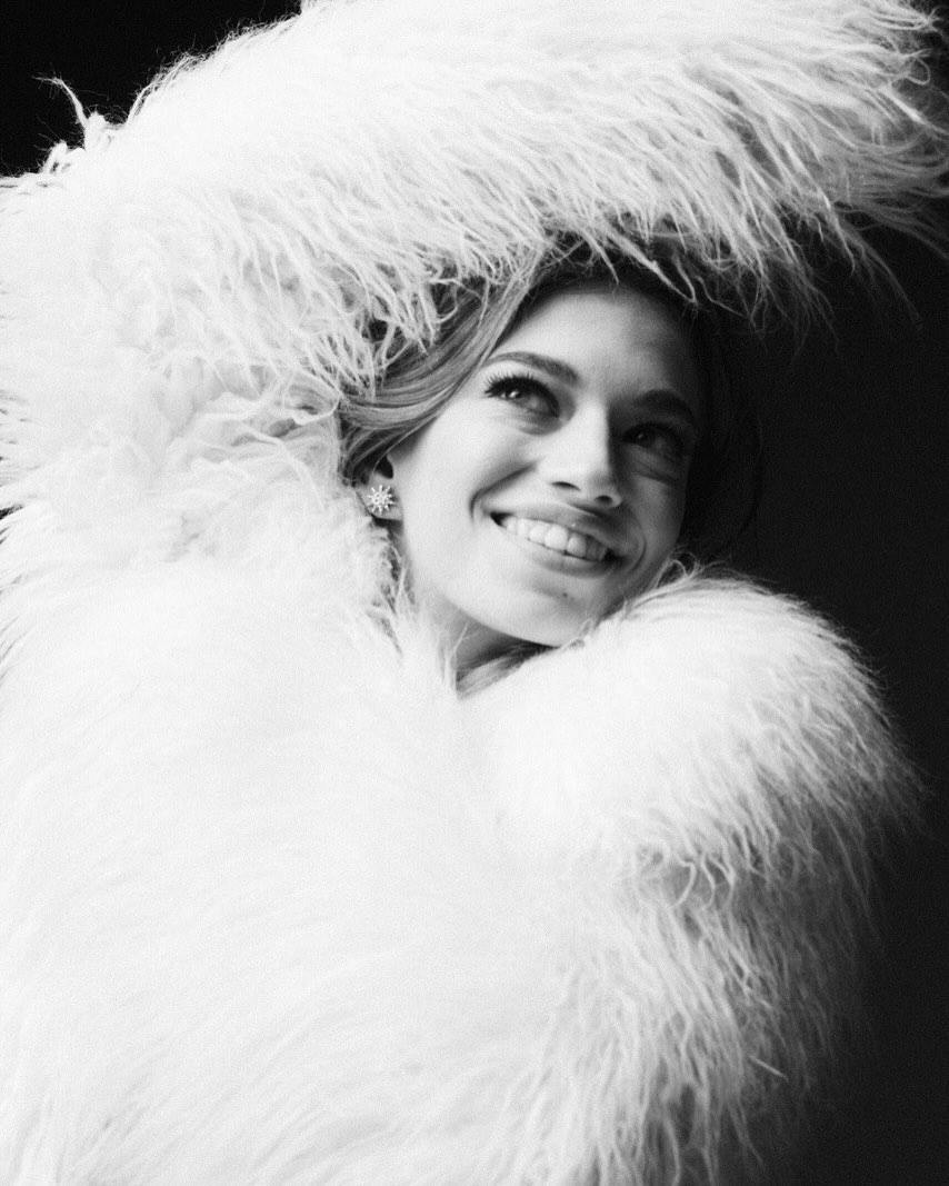 Брежнева показала младшую дочь на редких фото. Ей уже 15 и в это трудно поверить