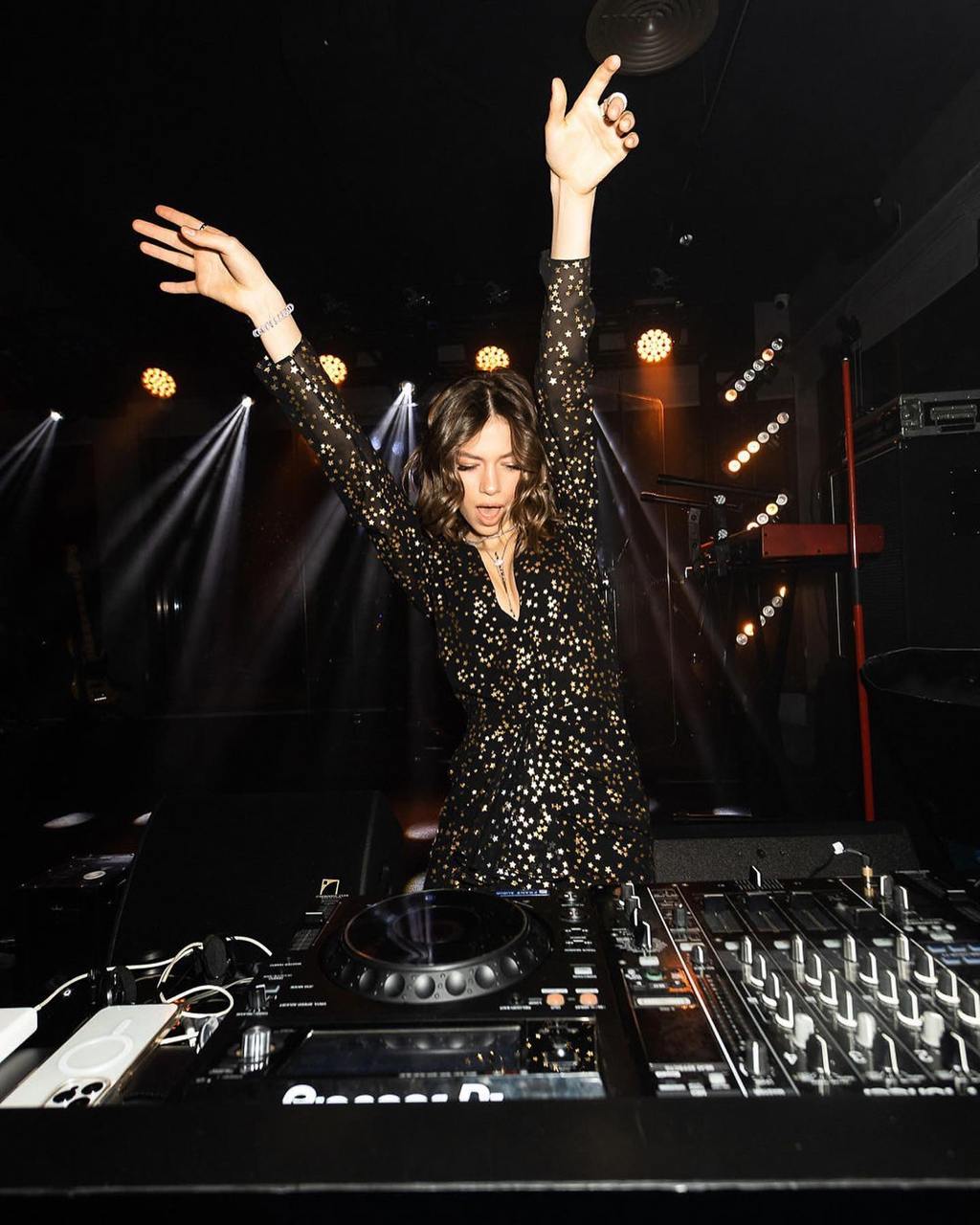 Брежнева показала младшую дочь на редких фото. Ей уже 15 и в это трудно поверить