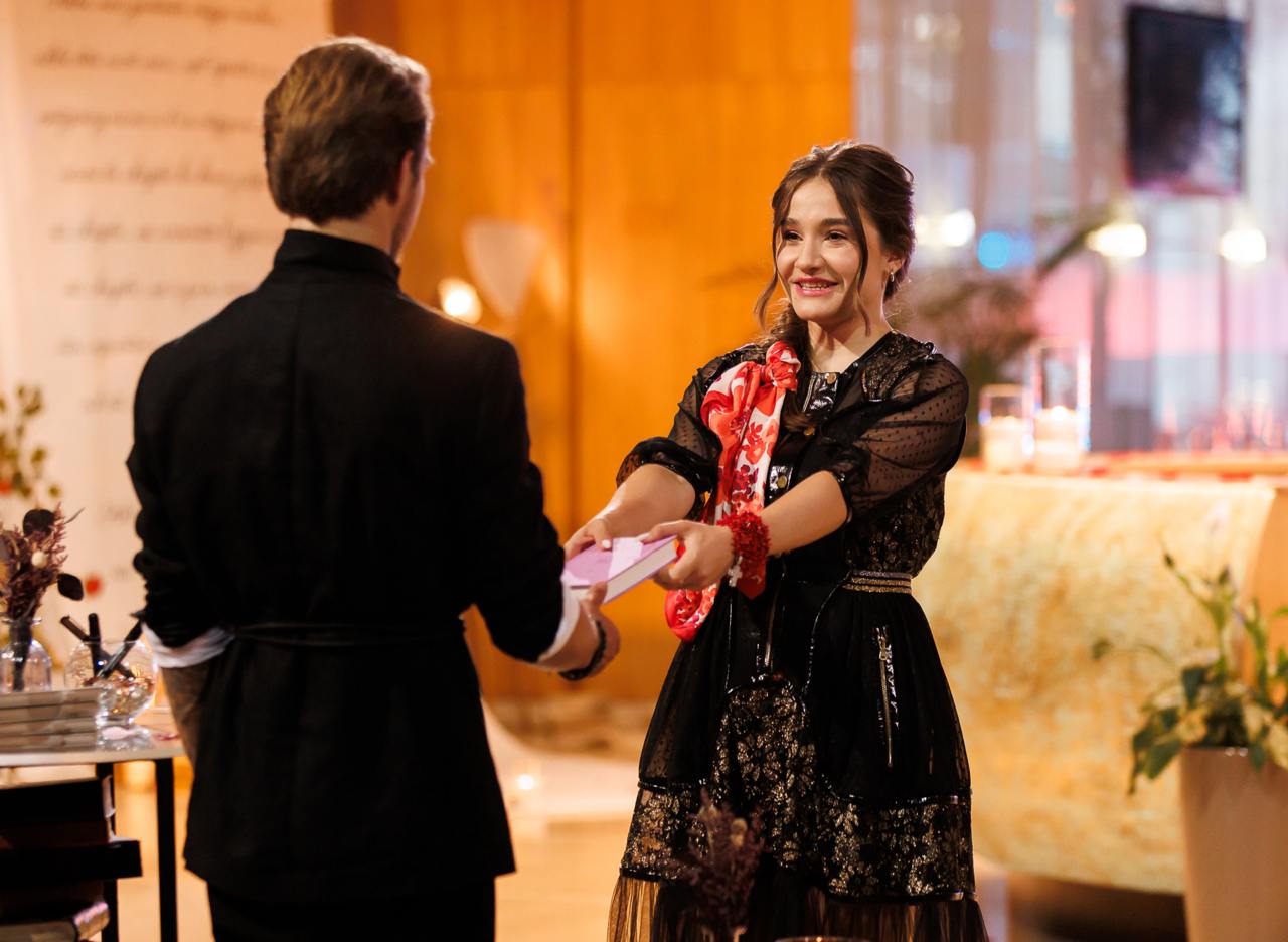 Финалистка "Холостяка" честно сказала, что ее родители думают о Терене: "Это твой мужчина?"