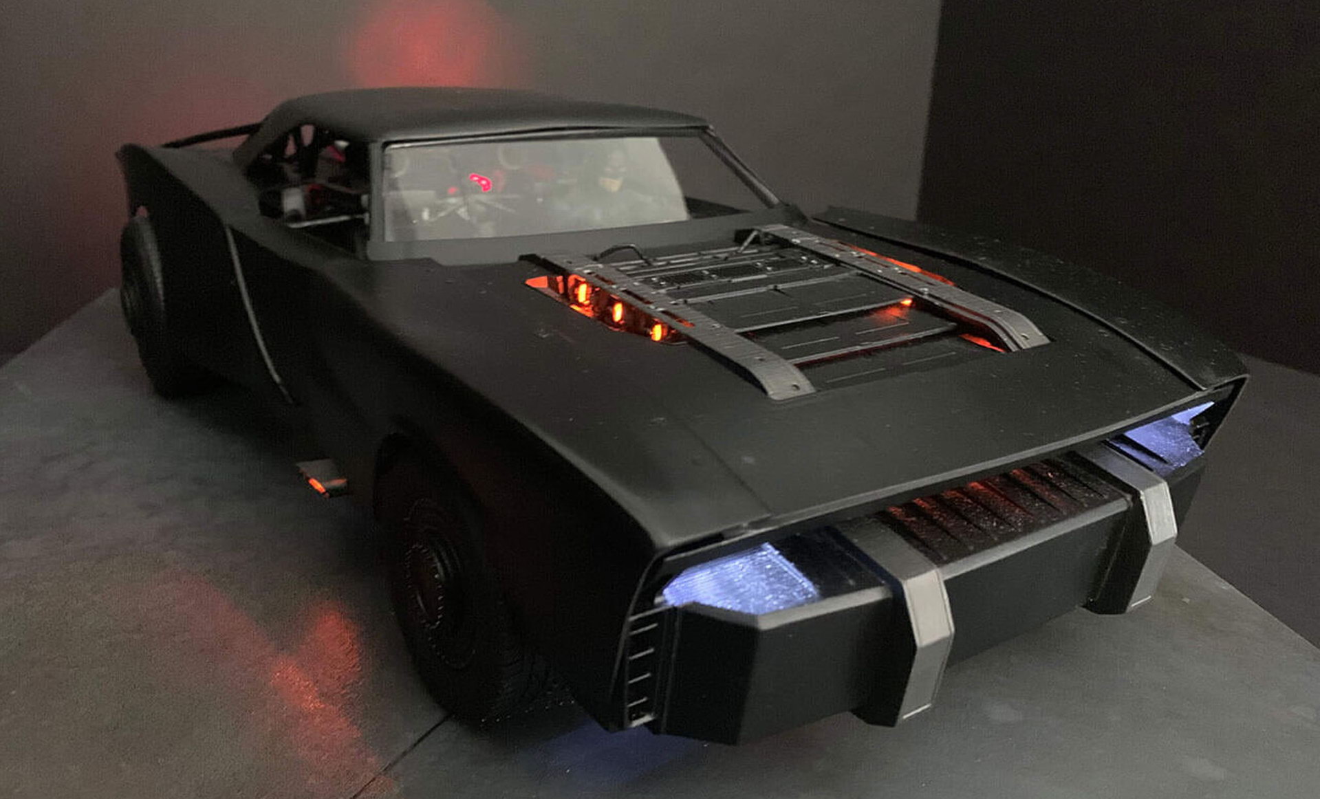 Вдохновлен хоррором: новый Бэтмобиль засветился в видеотрейлере